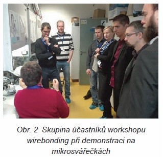 Obr. 2 Skupina účastníků workshopu wirebonding při demonstraci na mikrosvářečkách